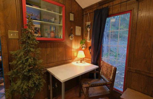 Vintage Lovers` Cabin with Jacuzzi & Lake Access - Foto 19