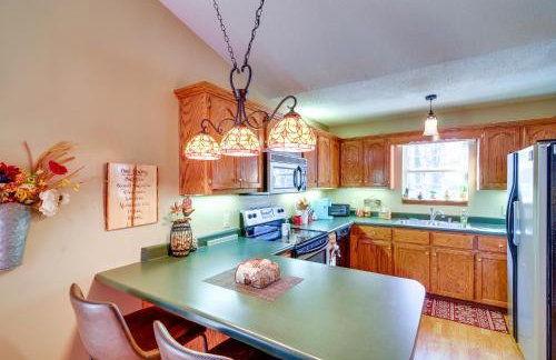 Burnside Resort Cabin with Hot Tub and Outdoor Spots! - Foto 2