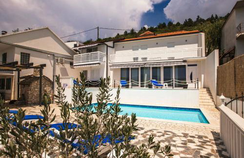 Holiday home Leko with outdoor pool and hot tub , can fit 22 people - Foto 44