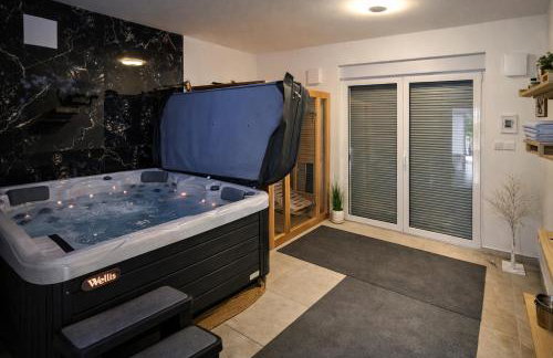 Entire Vacation Home - Heated Pool,Jacuzzi & Sauna - Photo 5