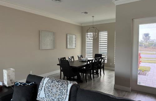 Brand New Luxury 4 bedroom heated pool home - Foto 13