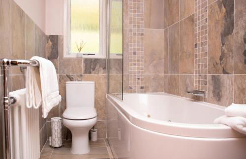 3 Bedroom luxury home, hot tub, stunning views of Killin, sitting on the River Dochart - Foto 14