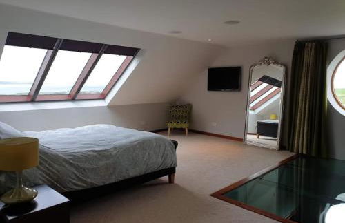Exceptional 4 bed converted church with hot tub - Photo 5