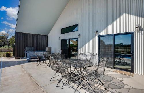 Modern Cabin Near Cheney Lake W Pool and Hot Tub - Foto 50