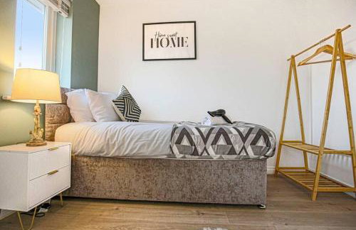 Luxury 5 Bedroom 3 Bathroom House - Smart TVs with Sky and Netflix, Super Fast WiFi, Free Parking by Yoko Property - Foto 18