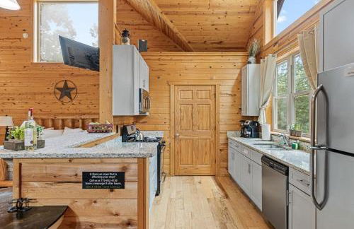 Romantic Cabin w Rain Shower & Spa Tub - Photo 16