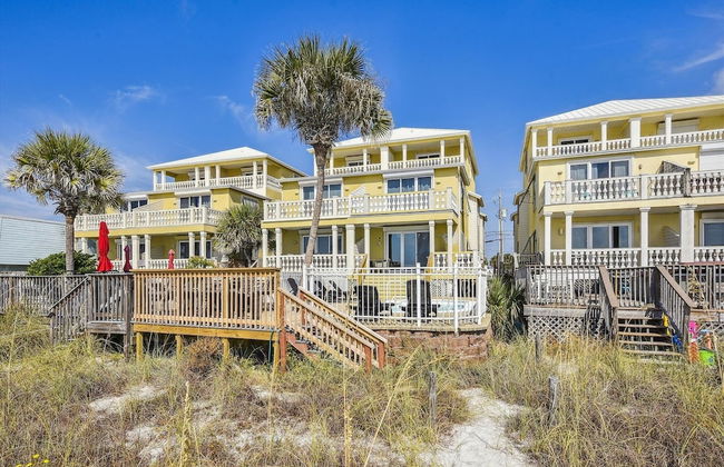 Just Beachy - 5 Bedroom Beach Front Home! Sleeps 20 Home by RedAwning - Foto 48