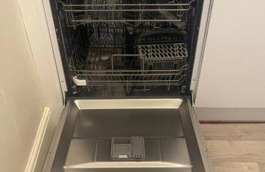 Eastcote London Retreat 3 min walk to Tube 30 min to central London , Free parking 3 cars, Private 1st Floor 2 Bedroom Suite 2 smart TVs with Fully Equipped Kitchen and Bathroom - Foto 18