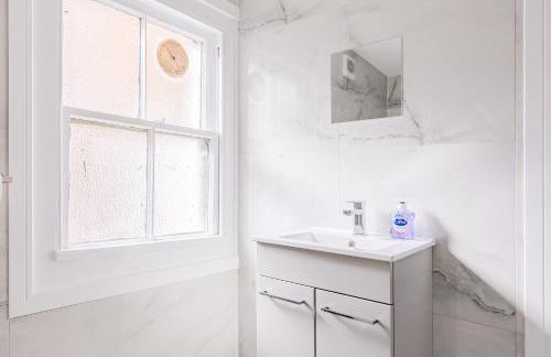 Immense Bright 5BR House near Kensington Olympia - Photo 59