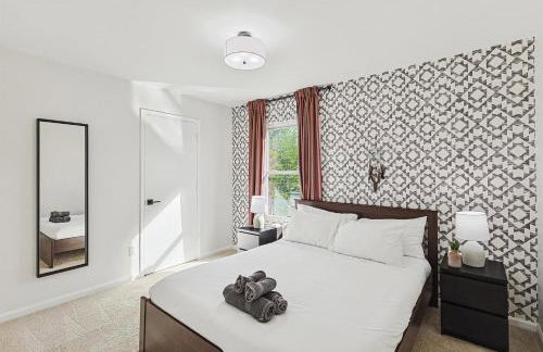 5BR w Backyard Paradise Pool Cinema Games - Foto 31