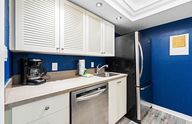 Direct Beachfront Delight by Beachside Management - Photo 10