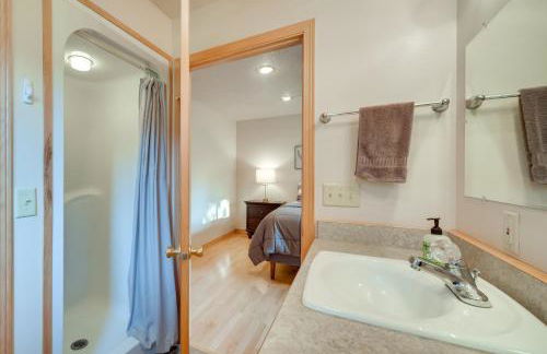 Lakefront Birchwood House with Deck and Fire Pit! - Foto 14