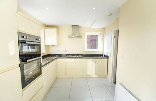 3 bed House Lovely & Modern - Photo 8