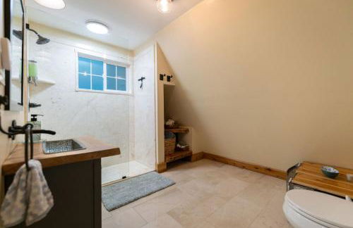 Secluded Forest Cabin with Hot Tub and Private Waterfall - Foto 20