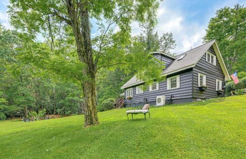 Enchanting Highlands Cottage with Pond and Waterfall - Foto 29