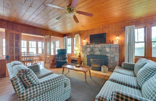 Steps to Lake Cedarville Cabin 12 with Shared Perks - Foto 1