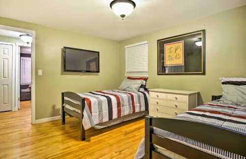 Suburban Detroit Home with Porch, Yard and Fire Pit! - Foto 15