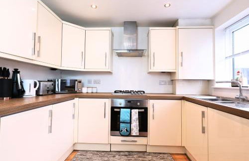 Central Getaway House with Parking, Garden, Wi-Fi - Foto 6