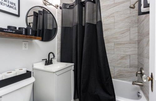 Near Drake/Downtown packed w/Amenities - Hot Tub - Movie Theater - Photo 42