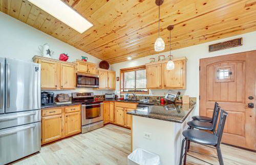 Strawberry Hideaway in the Pines with Hot Tub! - Foto 8