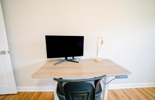 Spacious 5BR 3BA Free Parking Minutes to DC with Pool - Foto 45