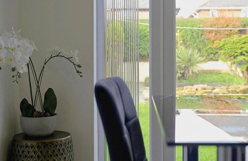 Comfortable 3-Bed Home - Driveway Parking - Foto 2