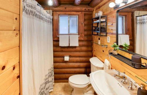 Charming Log Cabin in Tall Pines with Fire Pit Near Trails & Lake - Foto 27