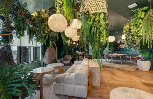 Downtown Condo with Den and Pool Access - Foto 69