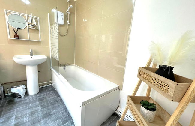 Spacious 2-bed Apartment With Hot tub and Parking - Foto 14
