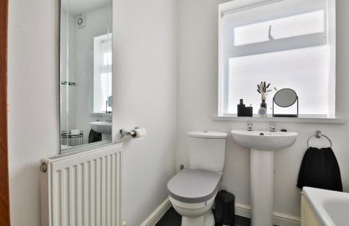 3-Bed Contractor Ready Stay Near City & M4 Access with Parking & Wi-Fi - Foto 14