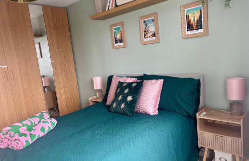 4 bed Townhouse with spectacular views 4 miles from Cardiff 10min drive or train journey to city centre - Photo 26