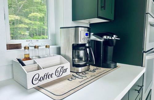 Luxe Modern Lakefront Oasis - Hot Tub, Sunset Views, Pet & Family Friendly! Close to UMF! - Foto 7