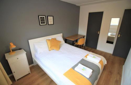 H21 -3 bed Close to Town Drive Parking 2 toilets Contractor Digs - Photo 7