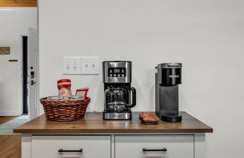 Peaceful Lake Lure Cabin, Hot Tub, Huge Screened Porch, Private Beach - Foto 4