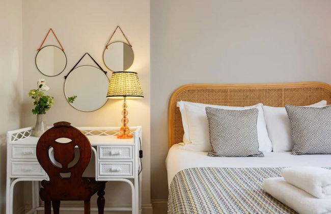 Stunning 2 Bed Apt W Garden in Clapham - Photo 3