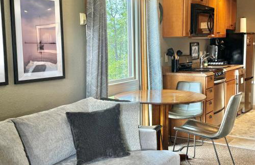 Ski in Ski out Cozy Studio Condo, Pool, Hot Tub, Views of Moose Mtn - Foto 17