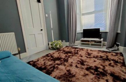 Comfortable Home Away From Home - Photo 9