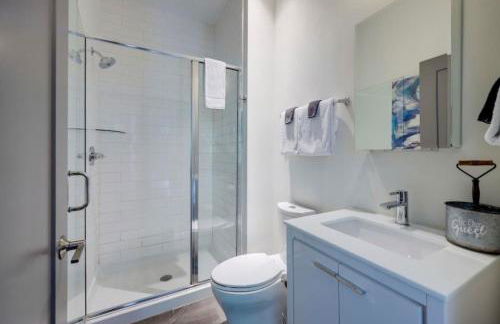 Modern Townhome, Large Game Room, 10min to Downtown! Sleeps 10! - Foto 22