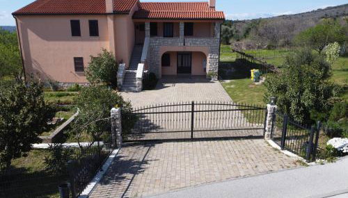 RENATOEMILIA spacious apartment with courtyard - Foto 2
