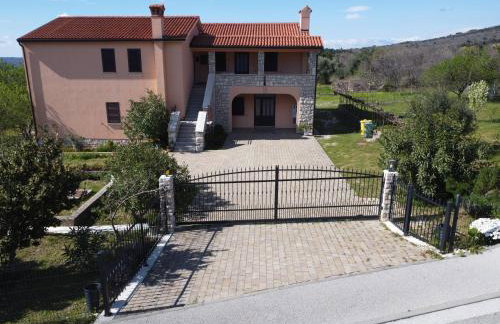 RENATOEMILIA spacious apartment with courtyard - Photo 3