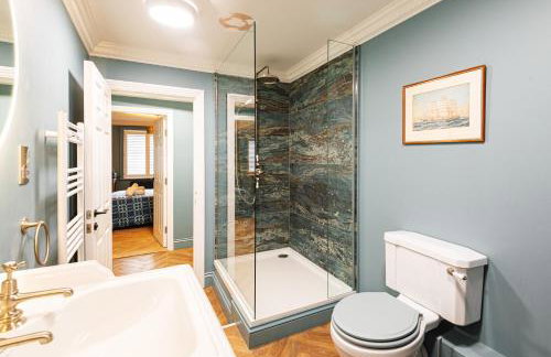 Central Whitchurch - Lowcross House Guest Bedroom 1 - Photo 15