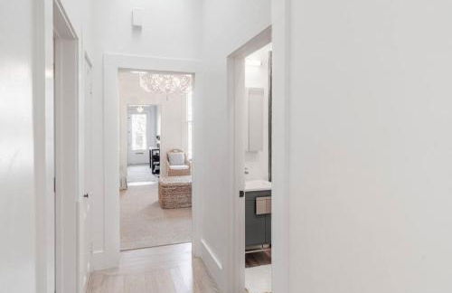 Charming Victorian Oasis with an Elegant and Spacious Haven - Foto 25