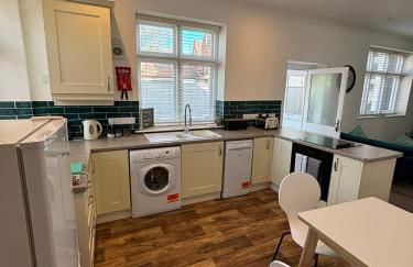 Potters Lodge - private parking & self check in - Foto 6