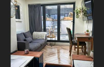 Spacious House In Guildford - Photo 3