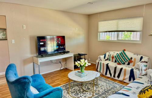 Chic Home with Expansive Backyard- duplex back unit - Foto 1