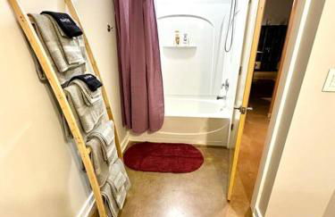 Charming 1BR Condo - Full Kitchen - Uptown Living - Foto 15