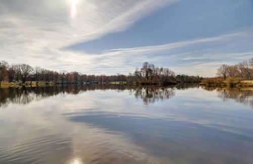 Dock and Fire Pit Lakefront Poconos Retreat! - Foto 34