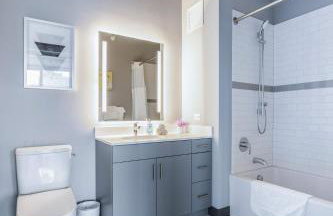 Freshly Minted 2BR - Elegance & Comfort in Central Chicago - Photo 24