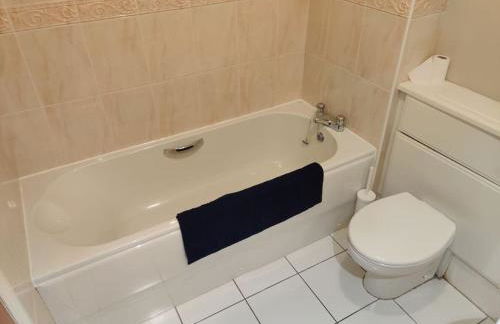 Next to the Palace and Royal Mile with parking - Photo 14