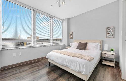 Near DT & CLE Clinic Queen Bed Wi-Fi Parking - Foto 9